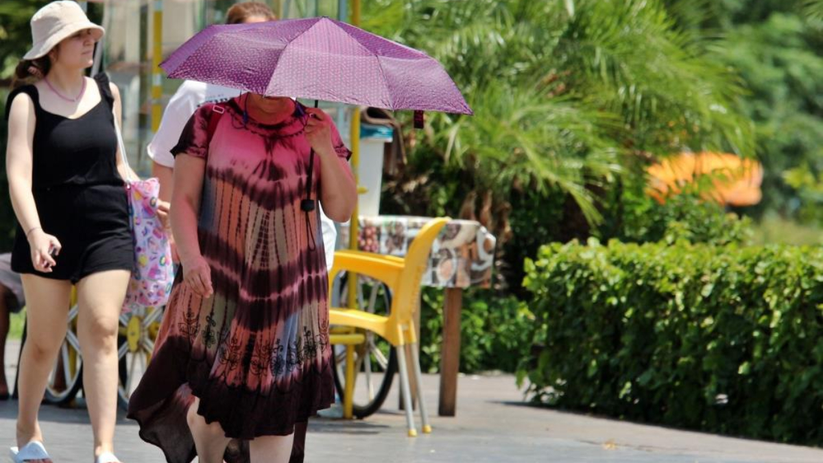 Antalya'da termometreler 45 dereceyi gösterince sahiller boş kaldı