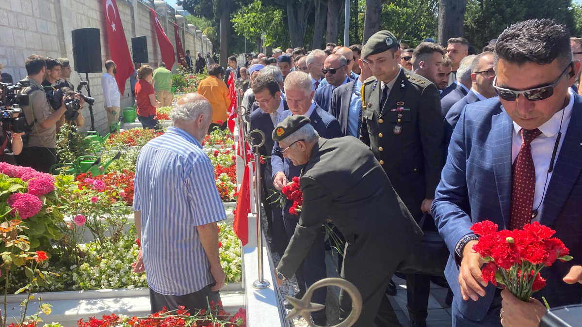Edirnekapı Şehitliği'nde hüzünlü program: 15 Temmuz kahramanları anıldı