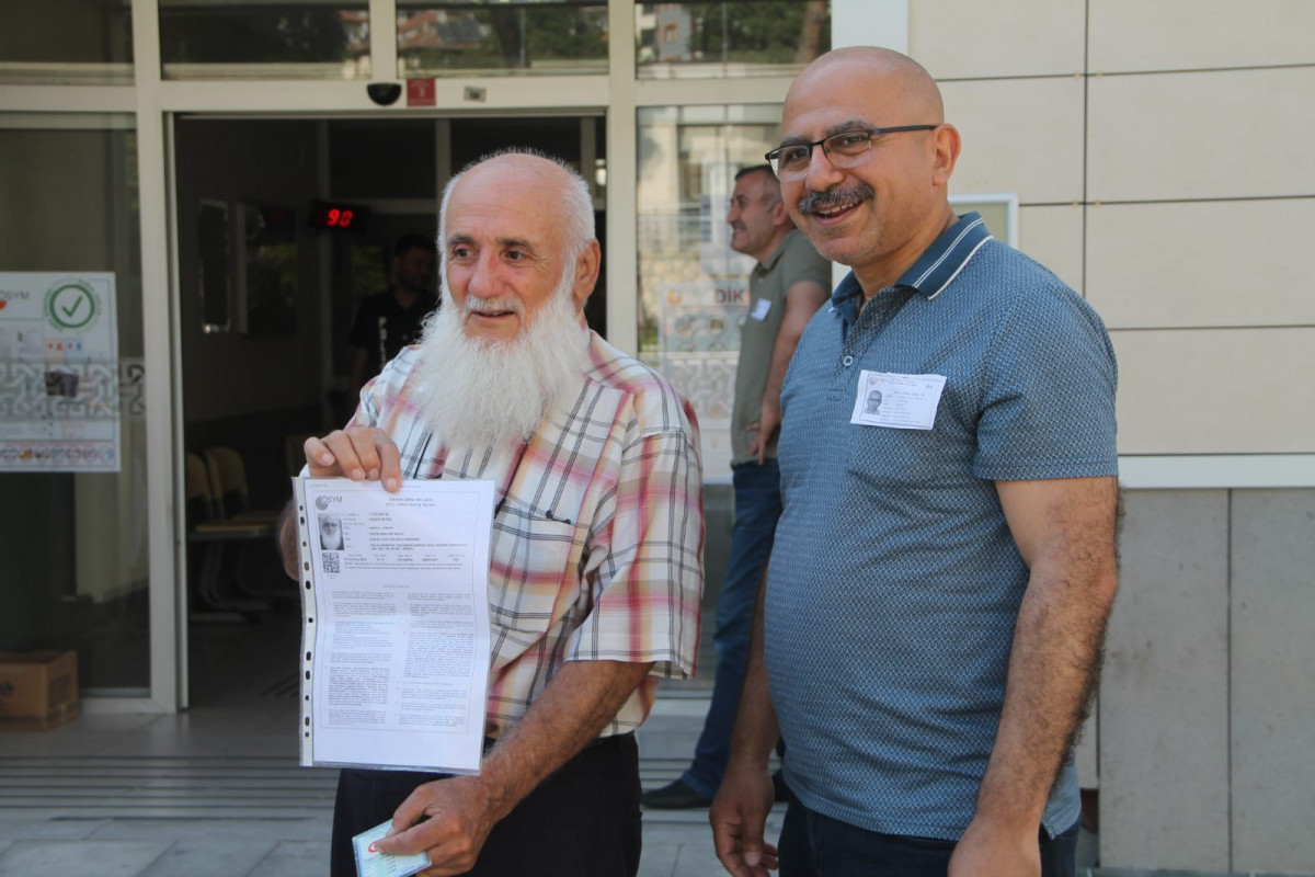 Amasya'da yaşayan 81 yaşındaki Yaşar Aktaş elinde bastonuyla sınava girdi