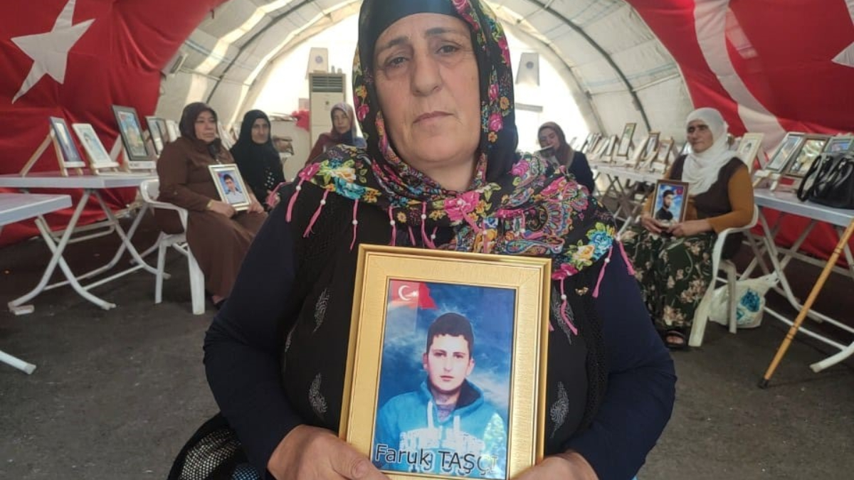 Diyarbakır'da evlat nöbeti sürüyor: Aileler evlatlarına dön çağrısı yaptı