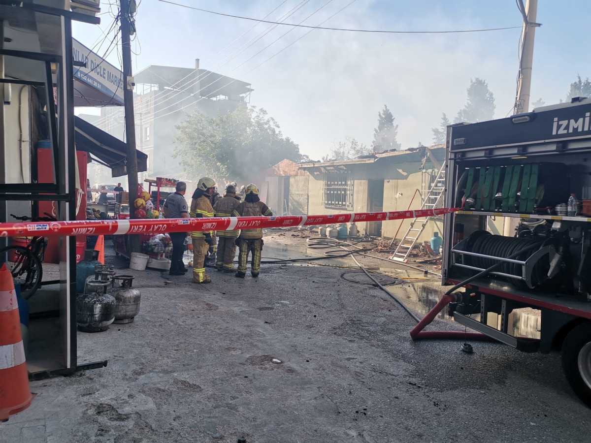 İzmir’de market deposu yandı: Faciadan dönüldü