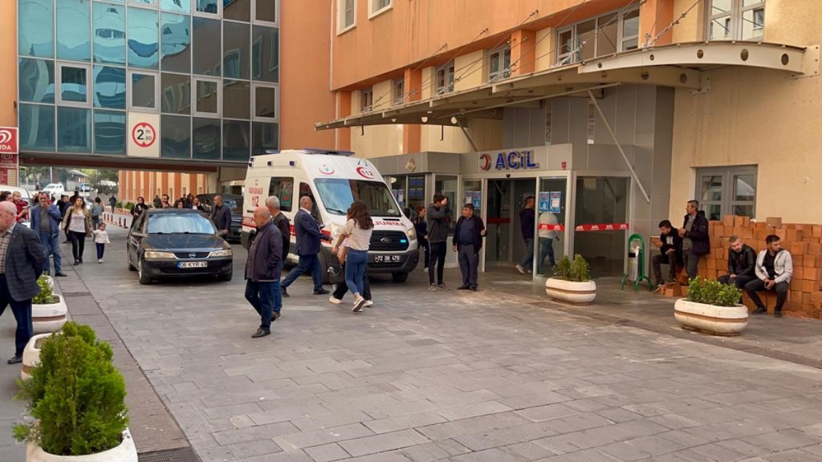 Batman'da kıskandığı karısını bıçakladı