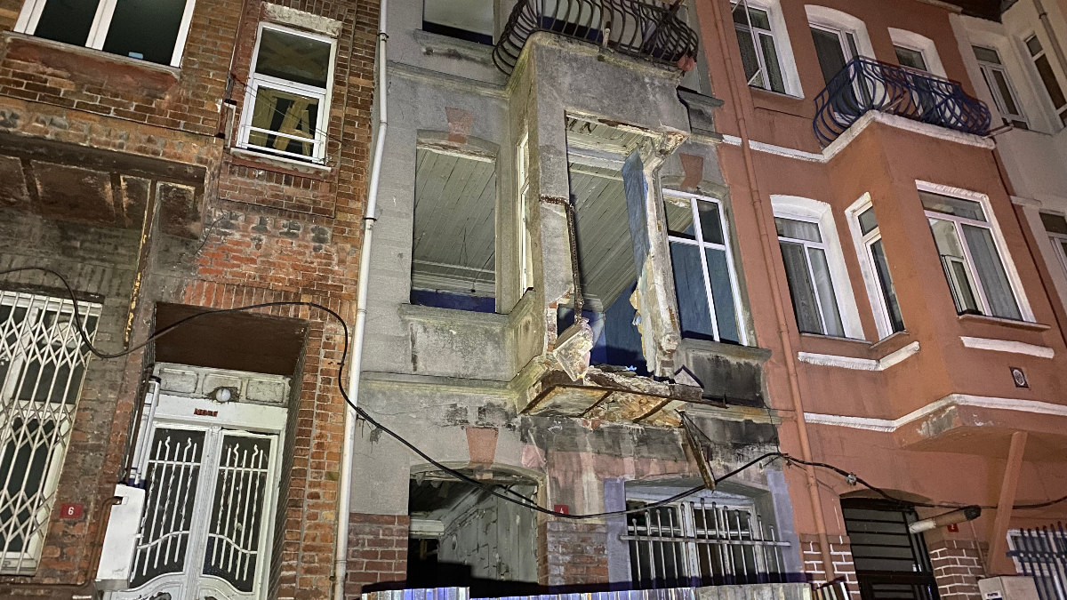 Balat'ta 3 katlı metruk binanın balkonu çöktü