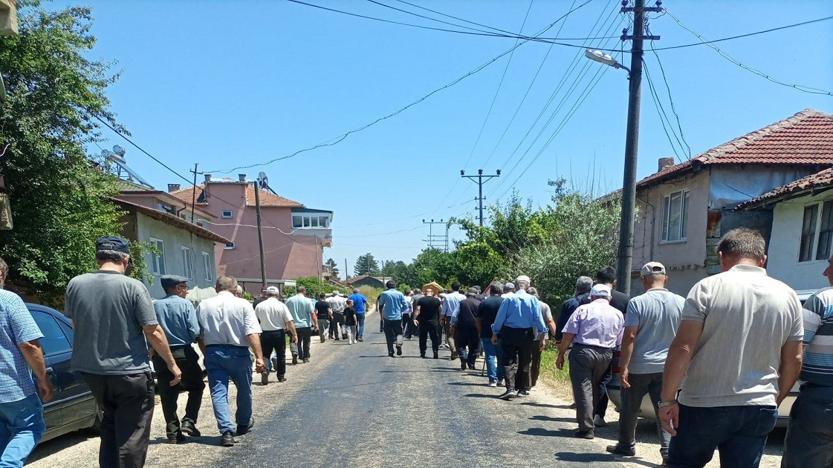 Bilecik'te eriyen ziftte cenazeyi taşımakta zorlandılar