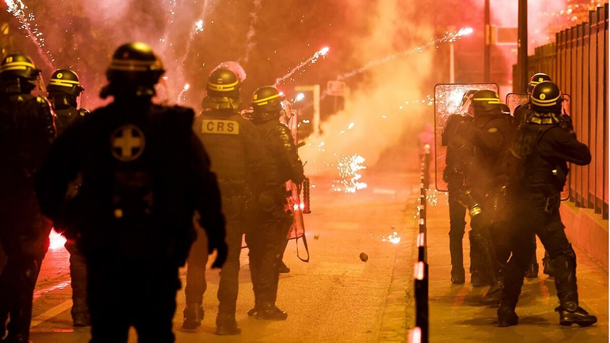 Fransa'da gence şiddet: 7 polis gözaltına alındı