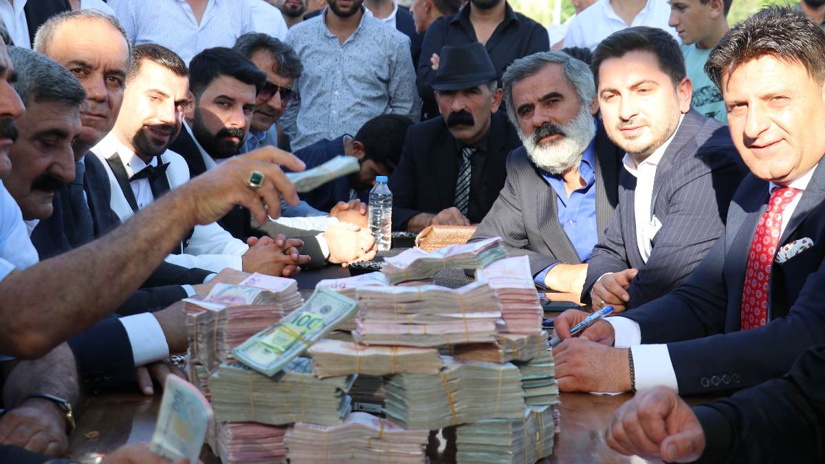 Van'daki aşiret düğününde takılan takılar 6 milyon TL'yi geçti