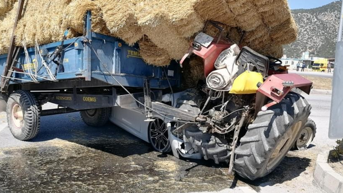 Burdur'da otomobil traktörün altına girdi: 3 yaralı
