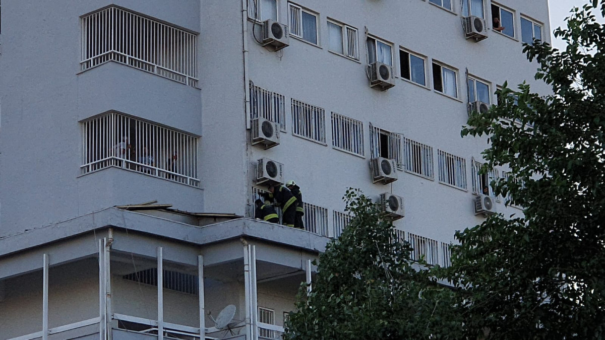 Diyarbakır’da hastane penceresinden atılan sigara asma çatıyı yaktı