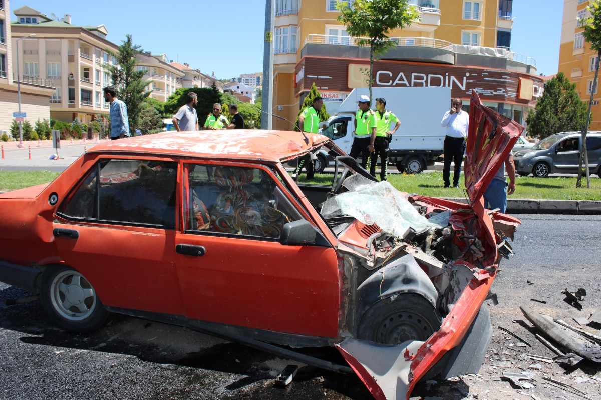 Nevşehir'de otomobil, asfalt yüklü kamyona çarptı: 2 ölü, 2 yaralı
