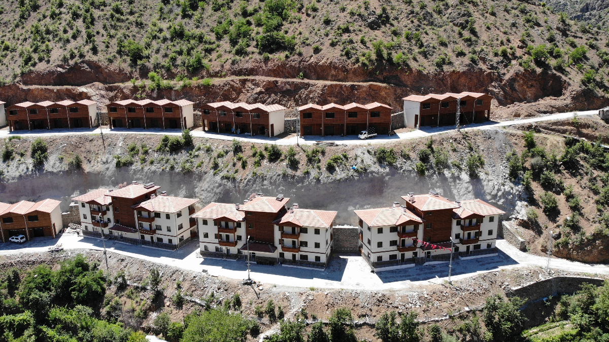 Artvin'deki yangının ardından Dereiçi köyü sakinlerinin yeni evleri tamamlandı