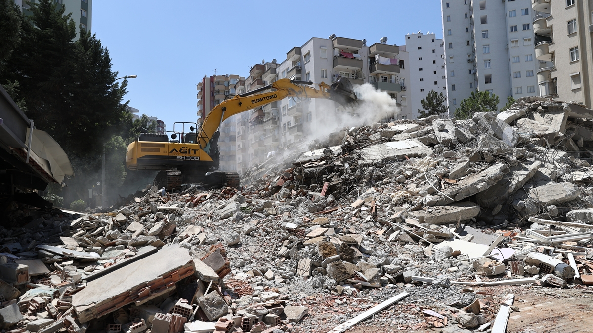 Depremin vurduğu Adana'da hasarlı bina kontrollü yıkım sırasında çöktü