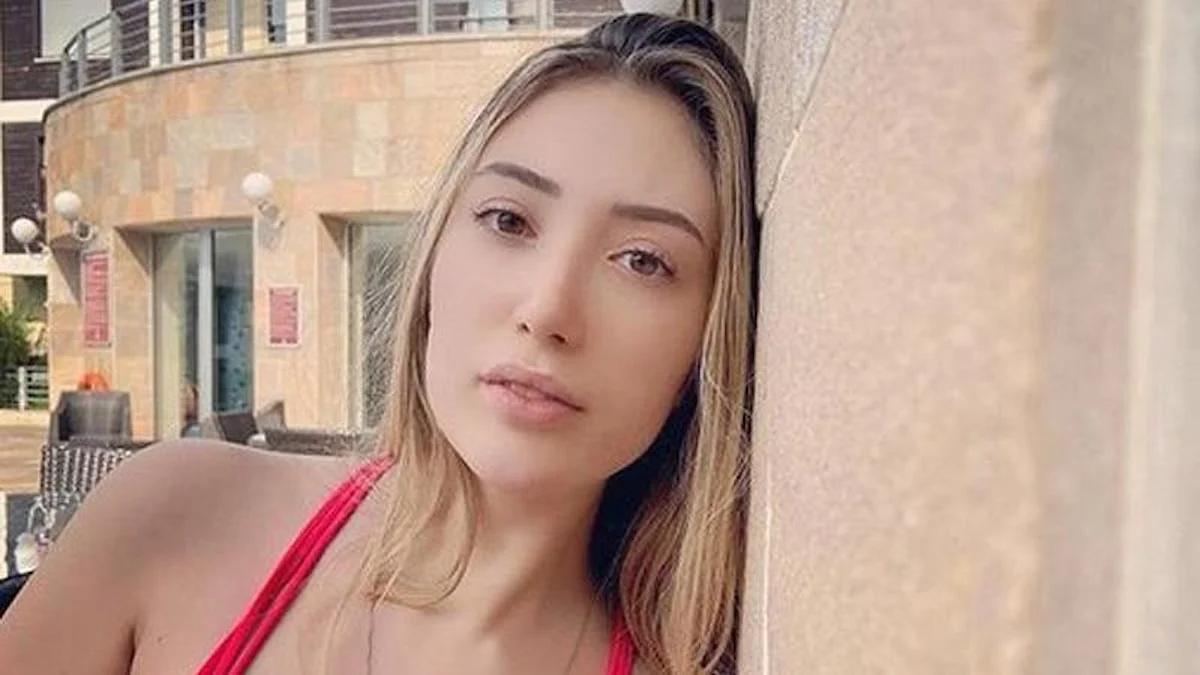 Yasmin Erbil kırmızı dekoltesiyle aynaya geçti, peş peşe paylaştı! "İnanılmazsın"
