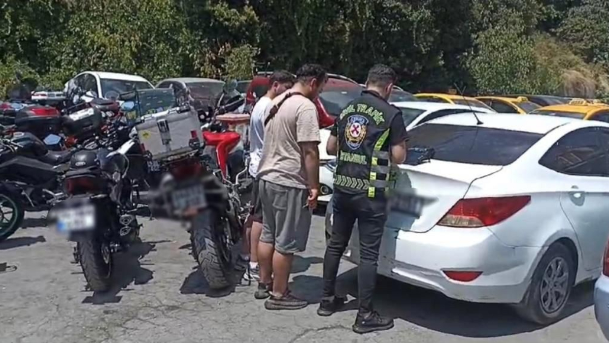 Beyoğlu'nda çarşaflı 2 kadını korkutan motosikletliler yakalandı