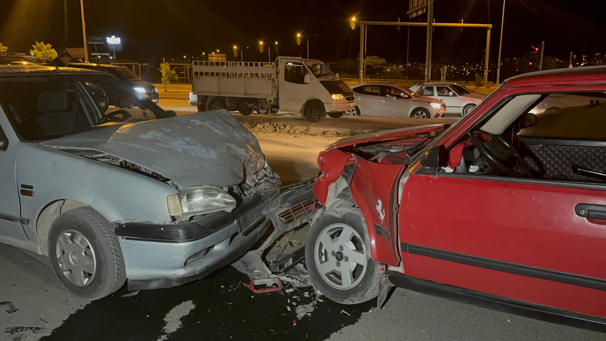 Elazığ iki otomobil kafa kafaya çarpıştı: 1’i bebek 5 yaralı