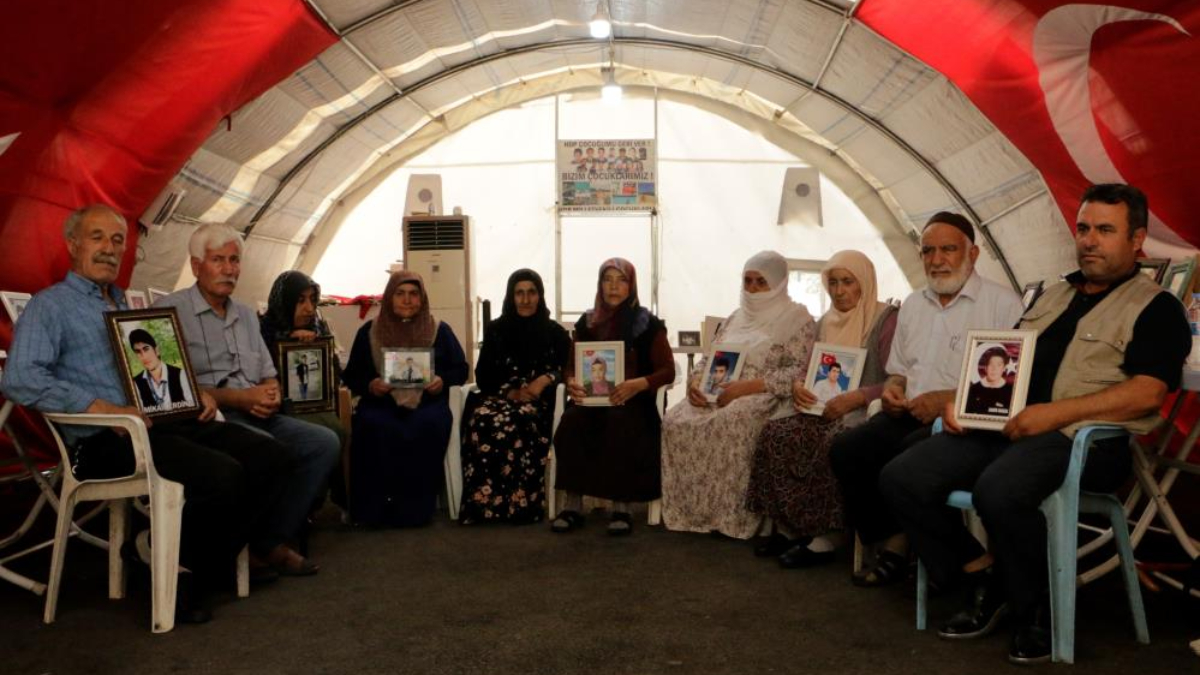 Diyarbakır'da aileler evlat nöbetinde! Çocuğuna seslenen baba: 'Ha HDP ha PKK'