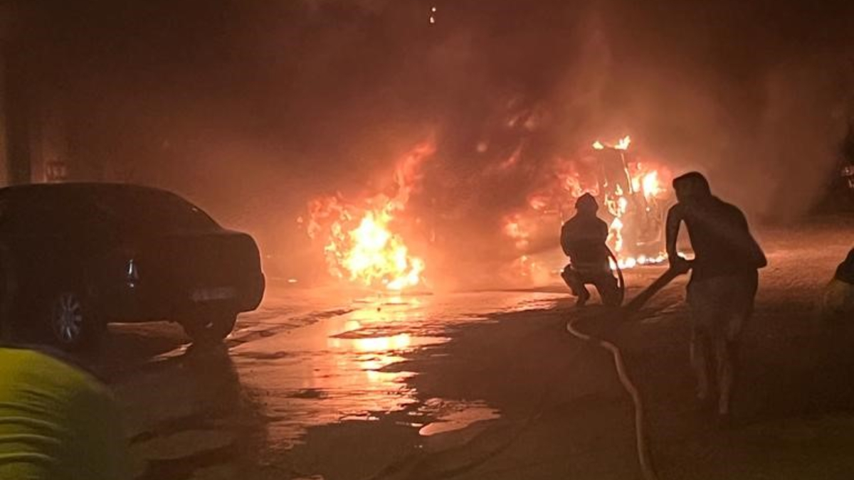 Muğla'da 2 araç alev topuna döndü
