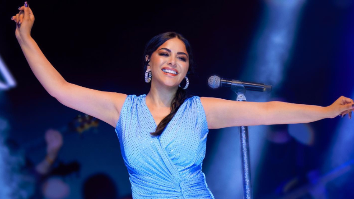 Şarkıcı Zara, sahnede şarkı söylediği esnada üzerine çekirge geldi