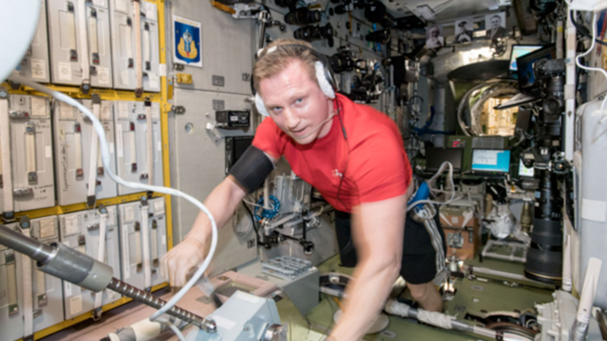 Astronotlar uzayda yer çekimi olmadan dart oynadı