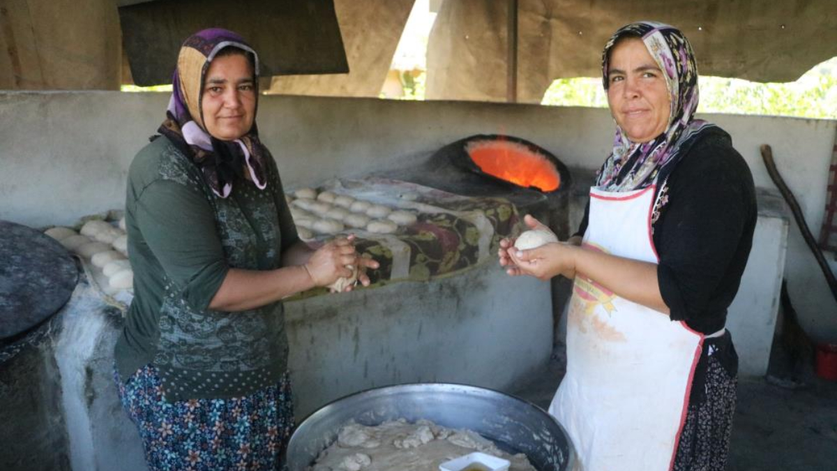 Depremzede kadınların tandır başında zorlu mesaisi