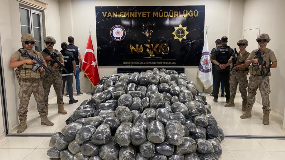 Ali Yerlikaya paylaştı! Van'da uyuşturucu operasyonunda 2 ton 90 kilo toz esrar ele geçirildi
