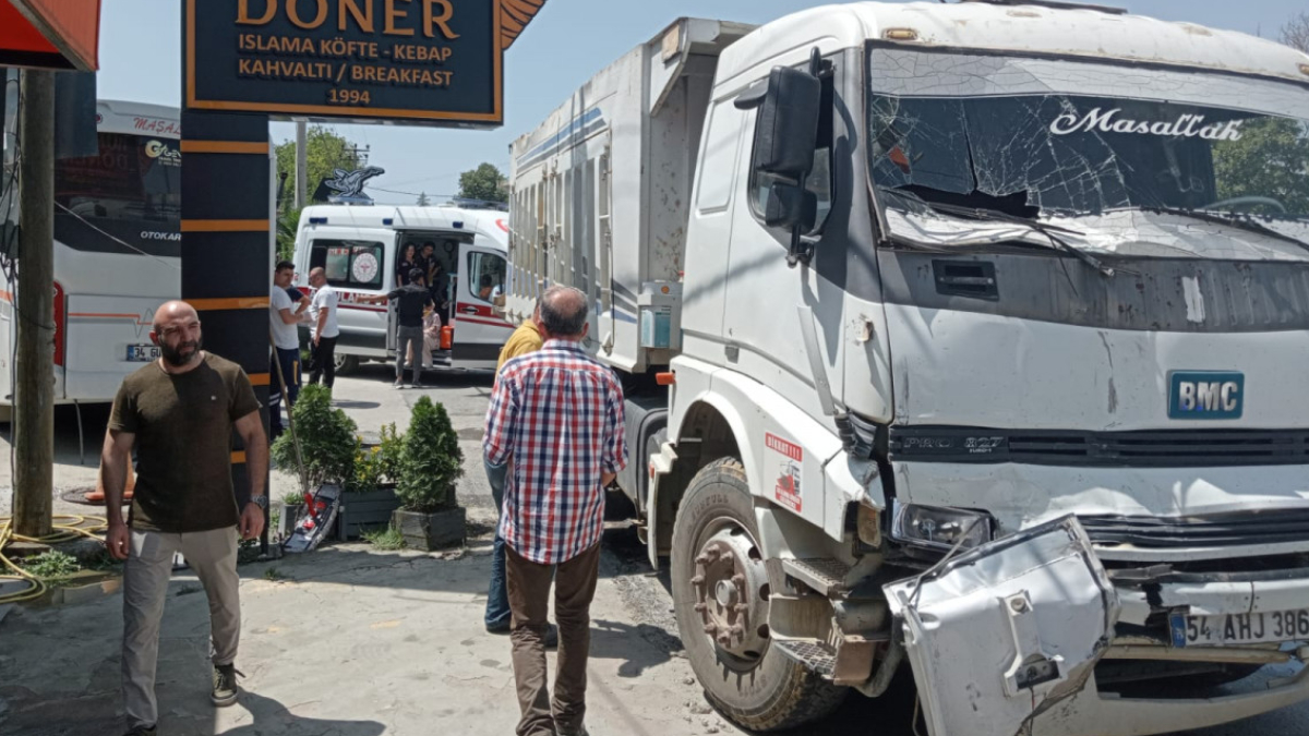 Sakarya'da kamyon ile midibüs çarpıştı: 8 turist yaralı
