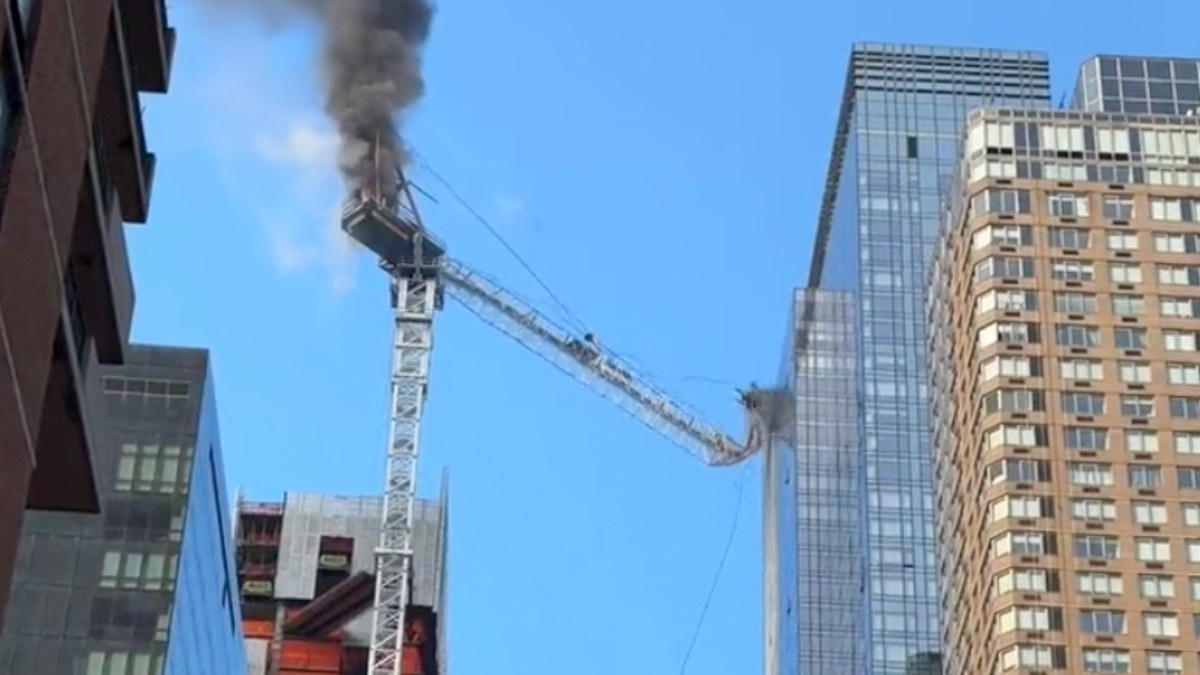 New York'ta kule vinç kalabalığın üzerine düşttü