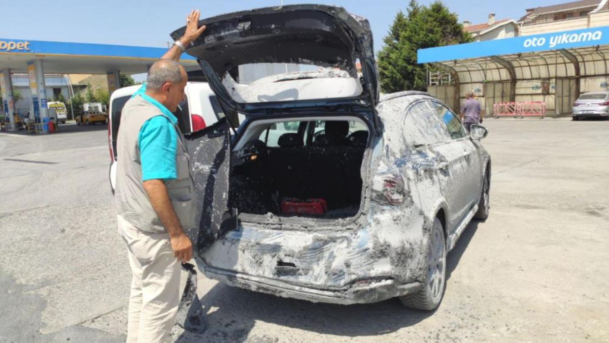 Sultangazi'de kamyondaki beton otomobilin üzerine devrildi