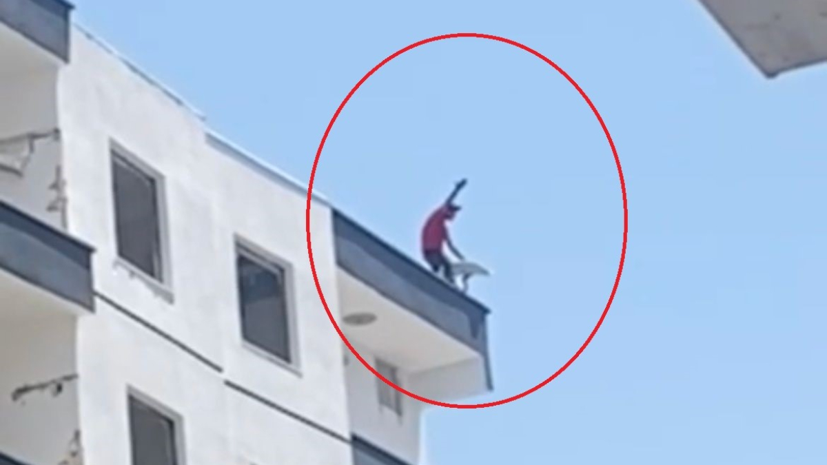 Diyarbakır'da çanağı almak için ağır hasarlı binanın çatısına çıktı