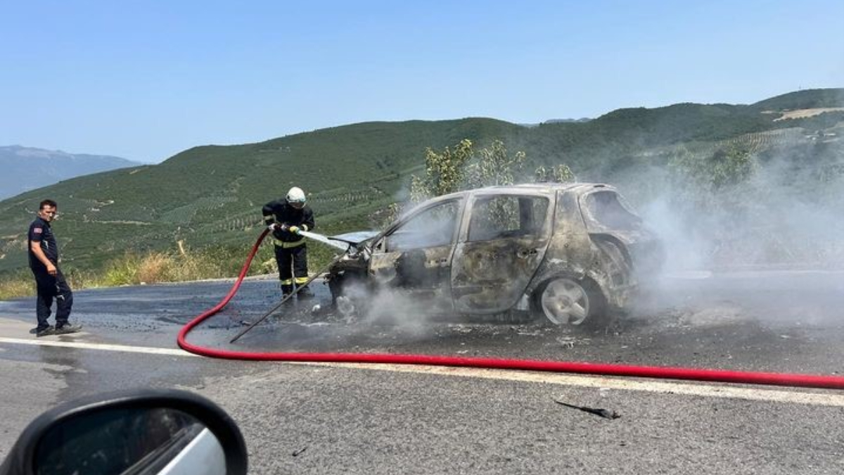 Bursa'da aniden alev alan otomobil küle döndü