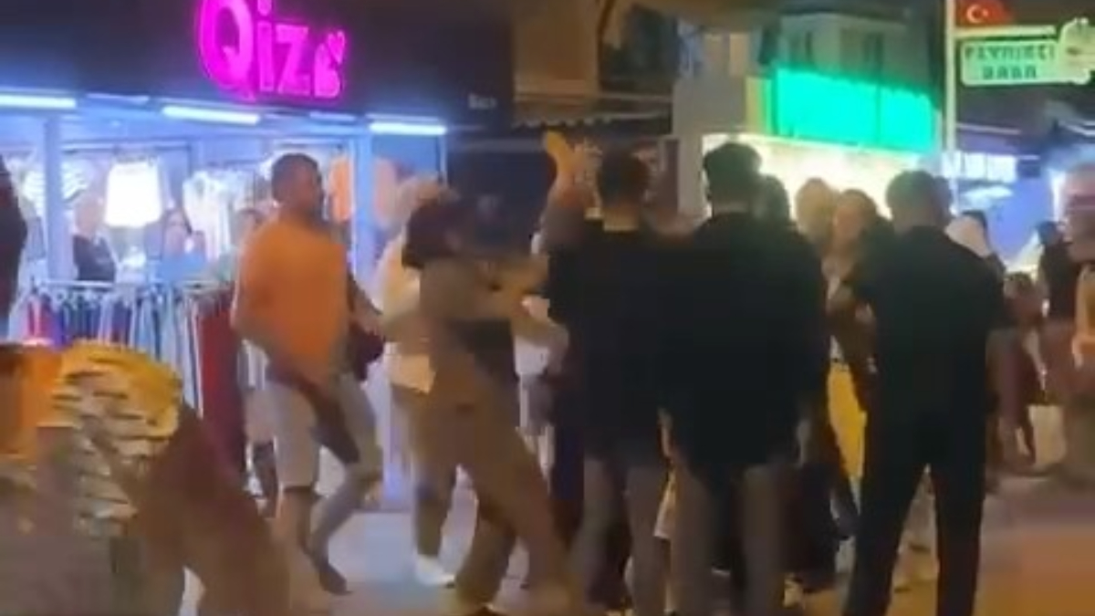 Bursa'da erkekler kadınların saç baş kavgasını ayırmakta güçlük çekti