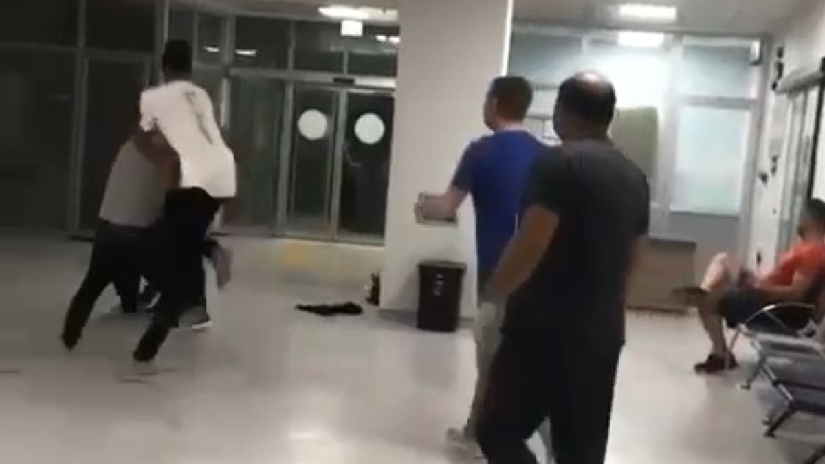 Bursa'daki hastanede yumruklar havada uçuştu