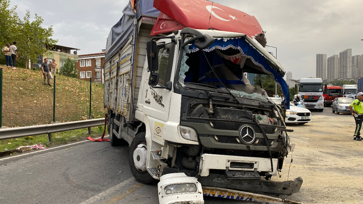 Esenyurt'ta bariyerlere çarğam kamyon devrildi: 1 ölü,1 yaralı