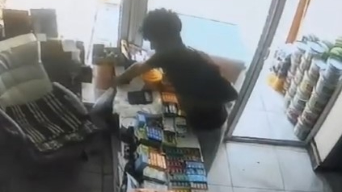 Batman'da markete giren hırsızın cep telefonu çaldığı anlar kamerada
