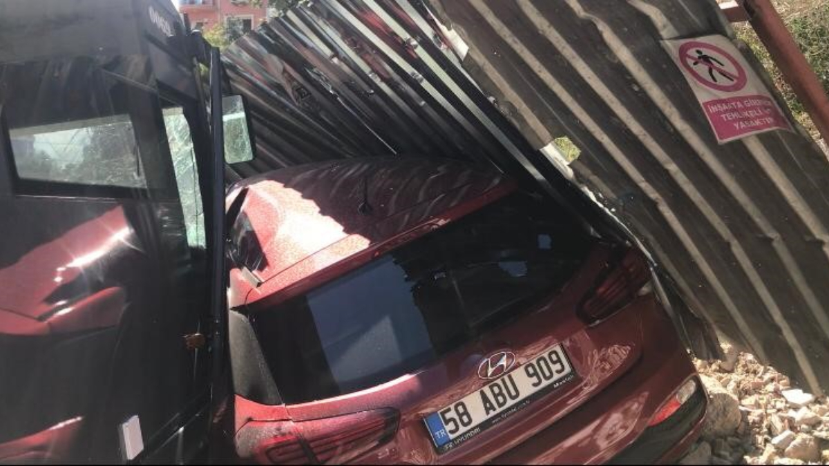 Kağıthane'de freni boşalan karavan, otomobile çarptı