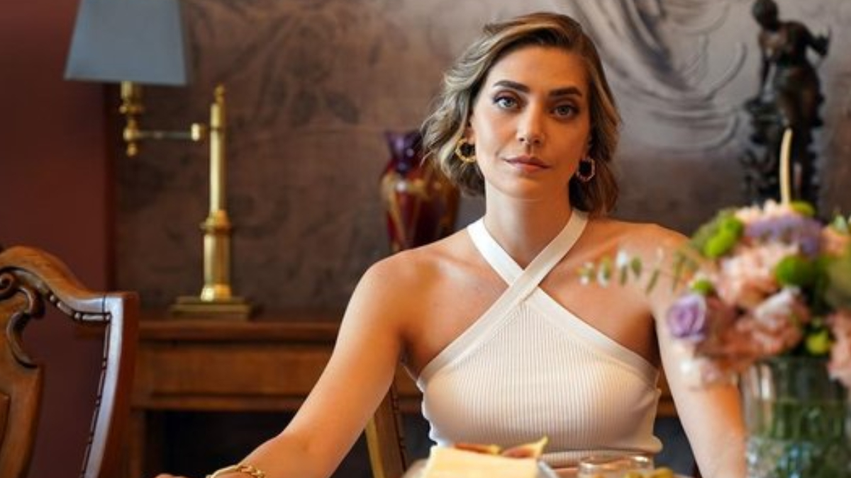 Yalı Çapkını'nın Asuman'ı Öznur Serçeler havuza girdi, kuğu gibi süzüldü..."Yaktın Asuman"