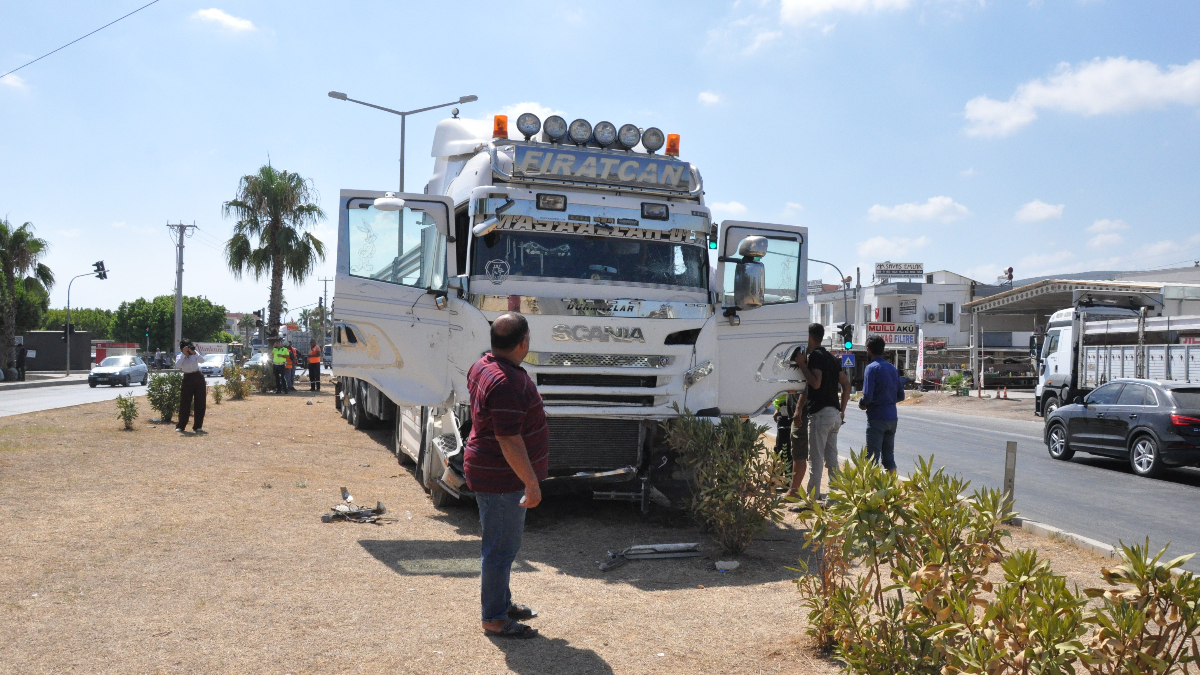 Mersin'de tır ile hafif ticari araç çarpıştı