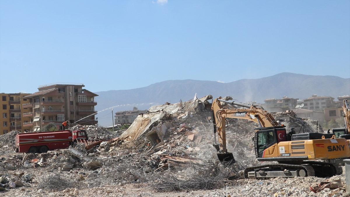 Hatay'da yıkım ve enkaz kaldırma çalışmaları yapılıyor