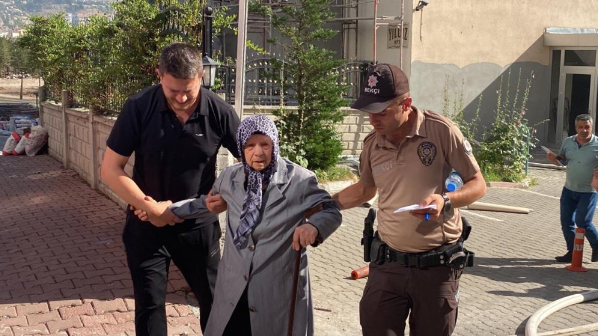 Kayseri'de binanın çatı katı alevlere teslim oldu: Mahsur kalanlar tahliye edildi