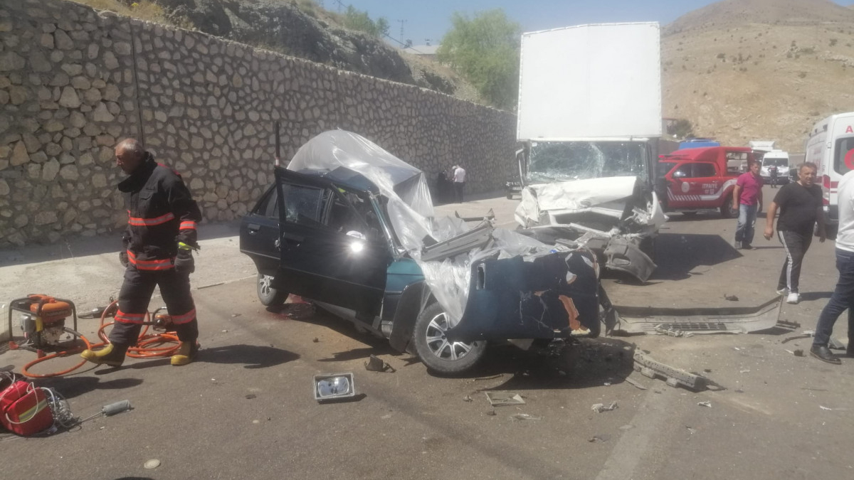 Malatya'da kamyonet ile otomobil çarpıştı