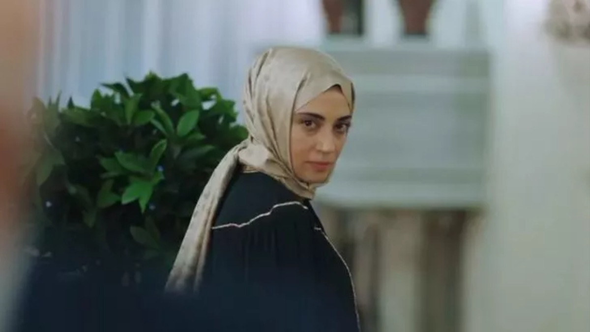 Kızılcık Şerbeti'nin Nursema'ı sandalye üzerinde poz verdi! Bacak dekoltesi olay oldu