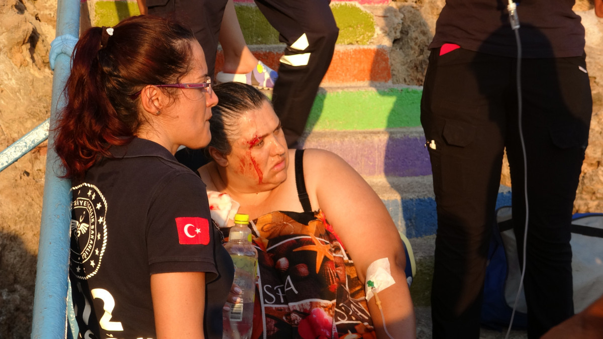 Antalya'da falezlerden denize inmek isterken düşen Rus turist yaralandı