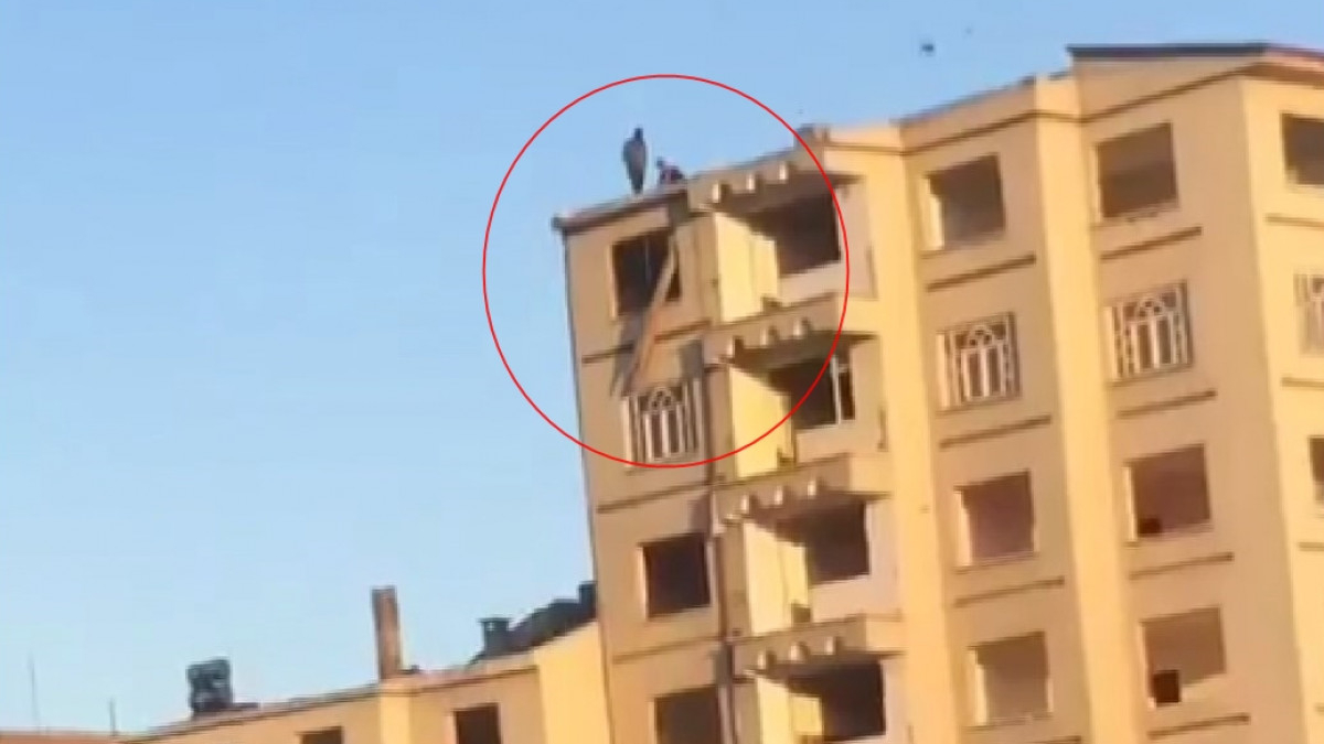 Elazığ'da hasarlı binadan ip sarkıtarak malzeme çalan hırsızlar kamerada