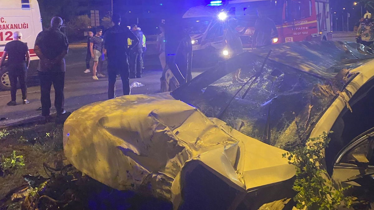 Ankara’da aşırı süratli araç ağaca çarptı: 4 yaralı
