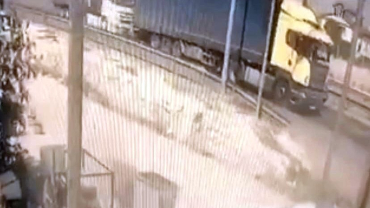Sakarya'da kırmızı ışıkta bekleyen tıra arkadan gelen tır çarptı