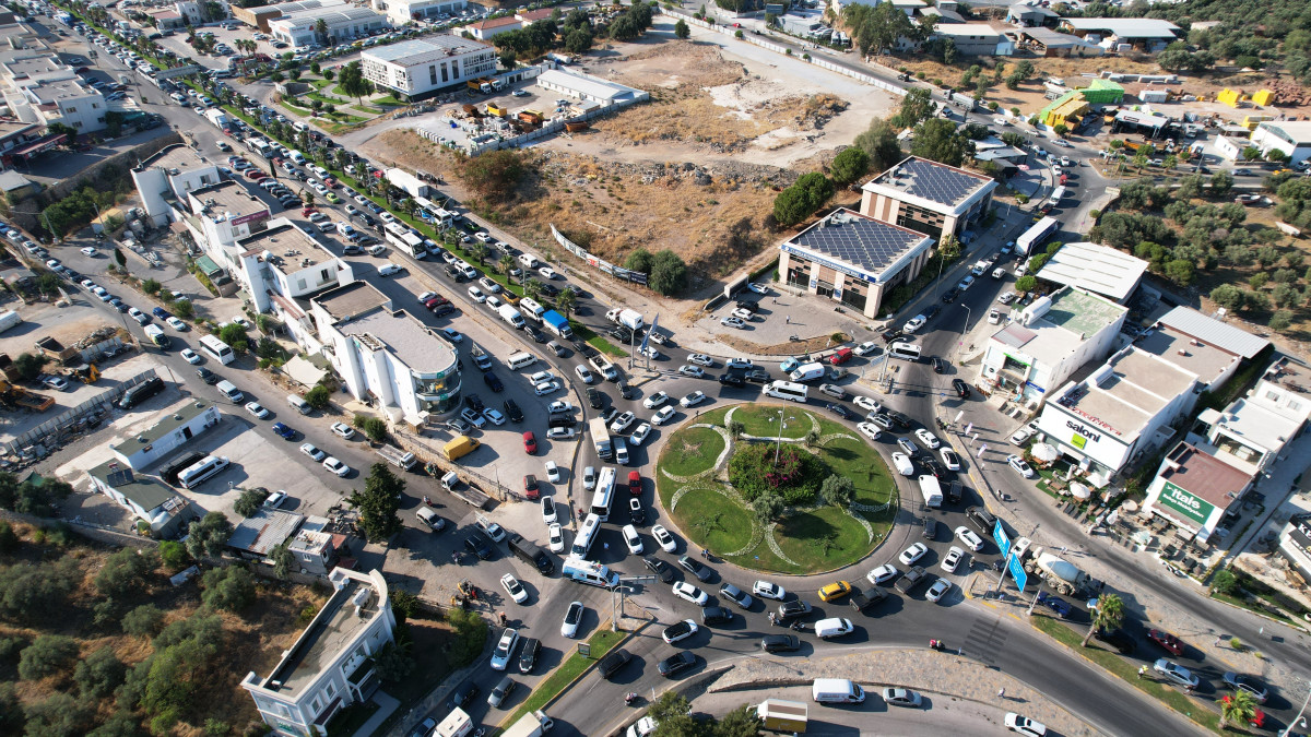 Bodrum’da ana isale hattı patladı: Trafik kilitlendi