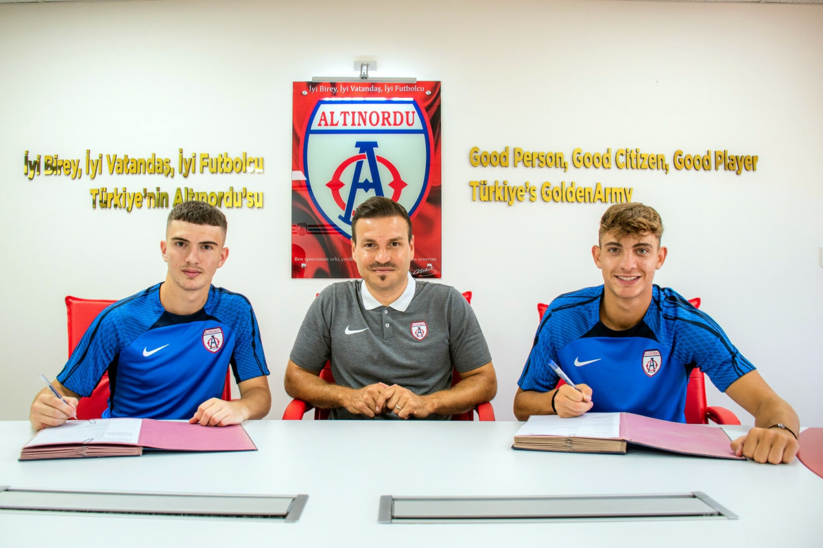 Altınordu 2 genç futbolcusuyla profesyonel sözleşme imzaladı