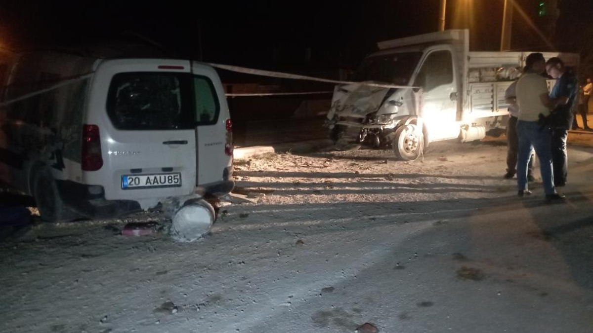 Konya'da kamyonet ile hafif ticari aracın çarpıştığı kazada 1 kişi öldü