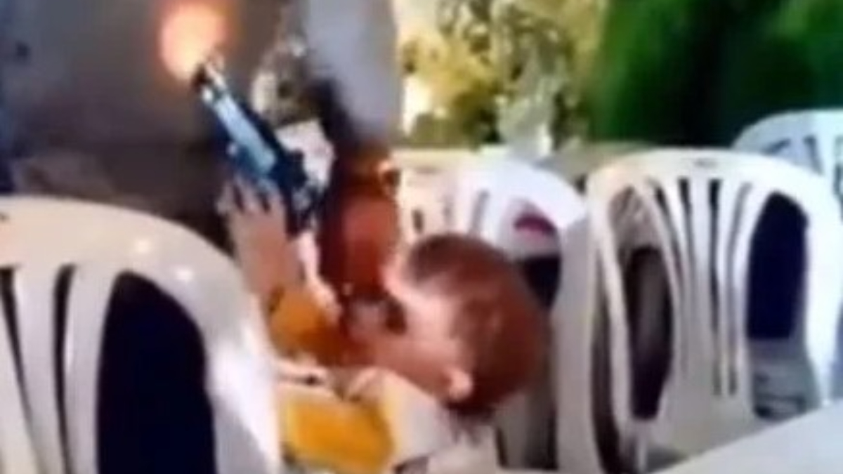 Düğünde eline silah verdiği küçük çocuk tarafından vuruldu
