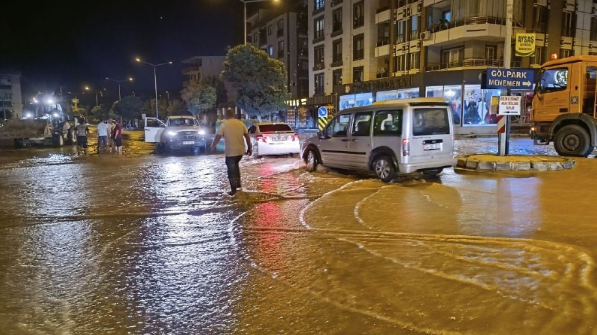 İzmir'de ana boru patladı: Caddeleri su bastı