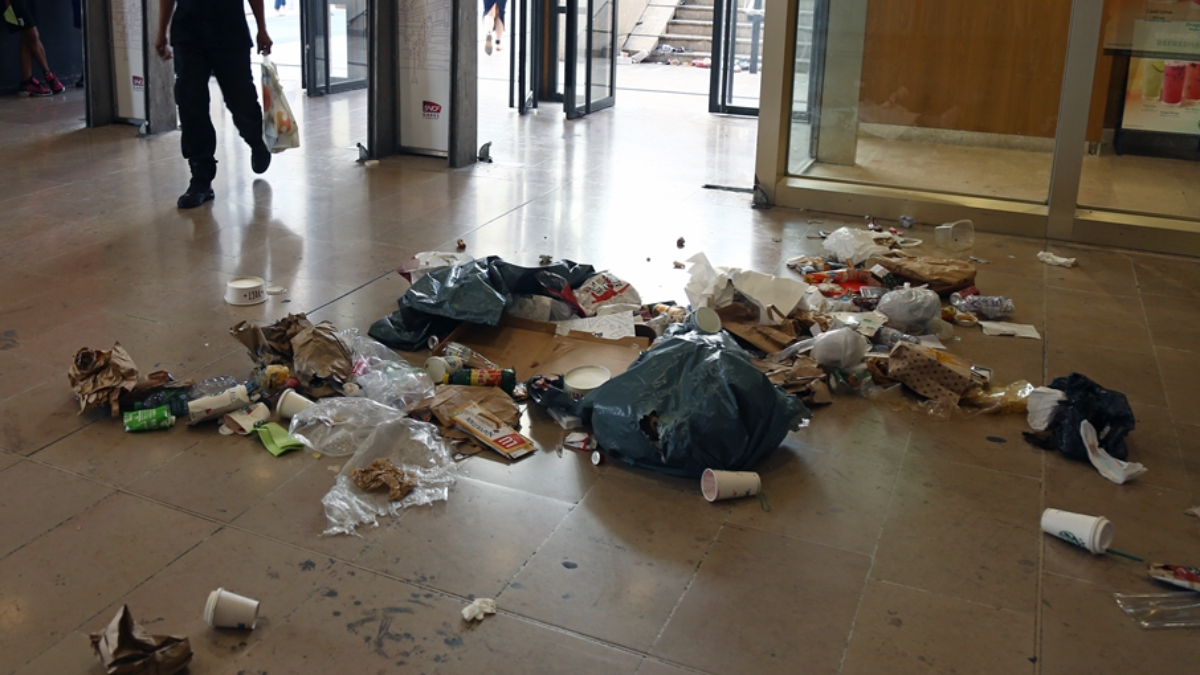 Fransa'da metro istasyonları çöpten geçilmiyor